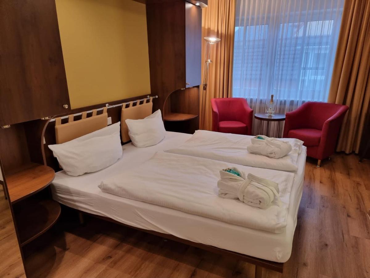 Hotel Osterkrug Husum  Bagian luar foto